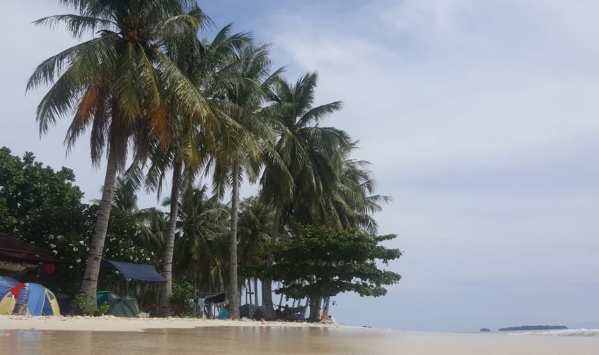 10 Barang Wajib Dibawa Saat Liburan ke Sumatera Barat